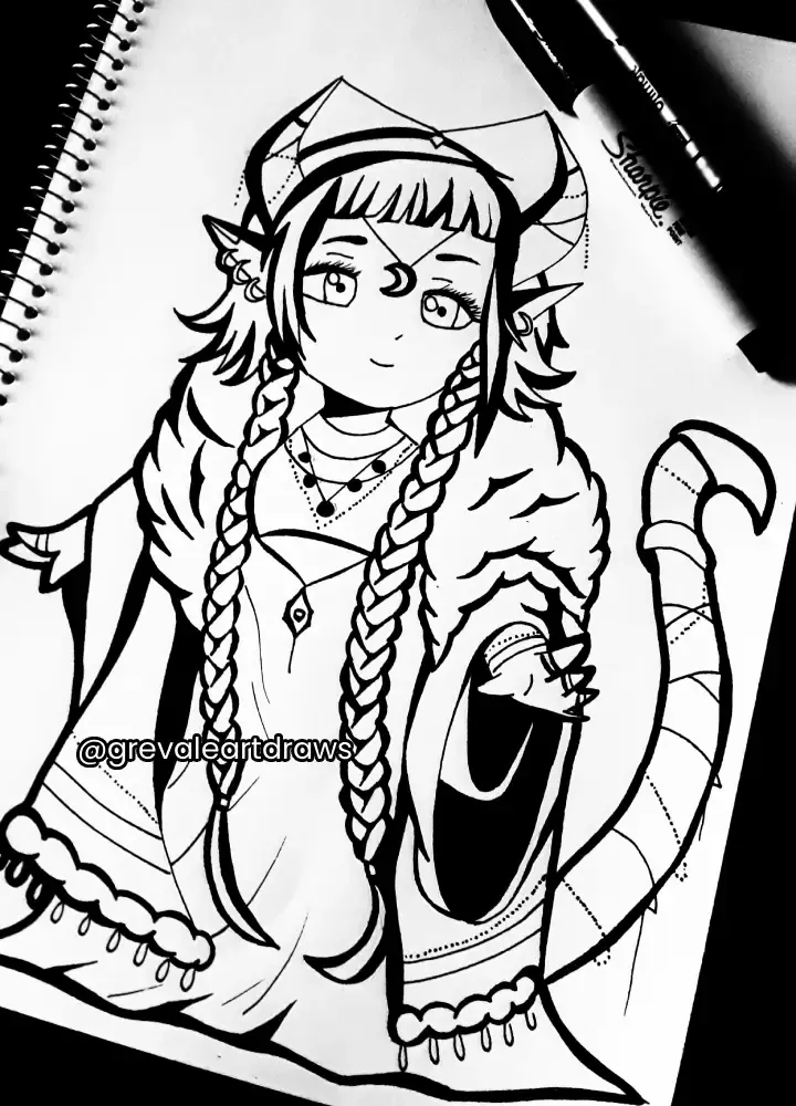 Ilustración a tinta de un personaje original con trenzas, túnicas superpuestas y detalles de estampado