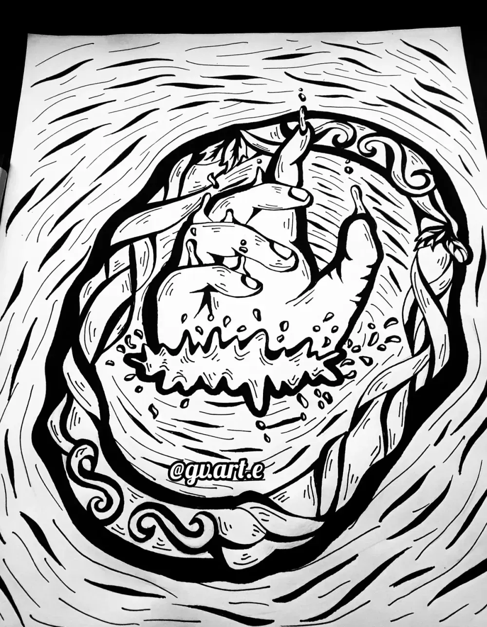Ilustración surrealista a tinta de un pastel derritiéndose con velas y cintas onduladas, rellena de trabajo de línea texturizado